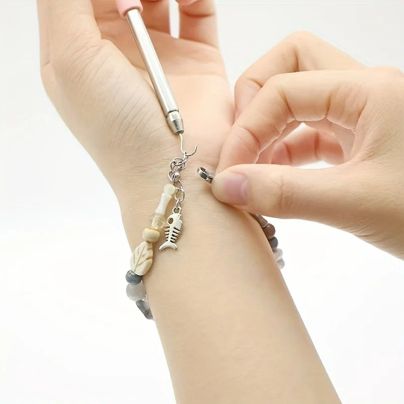 Bracelet Fastening Aid Tool – Jewelry Helper for Easy One-Hand Use